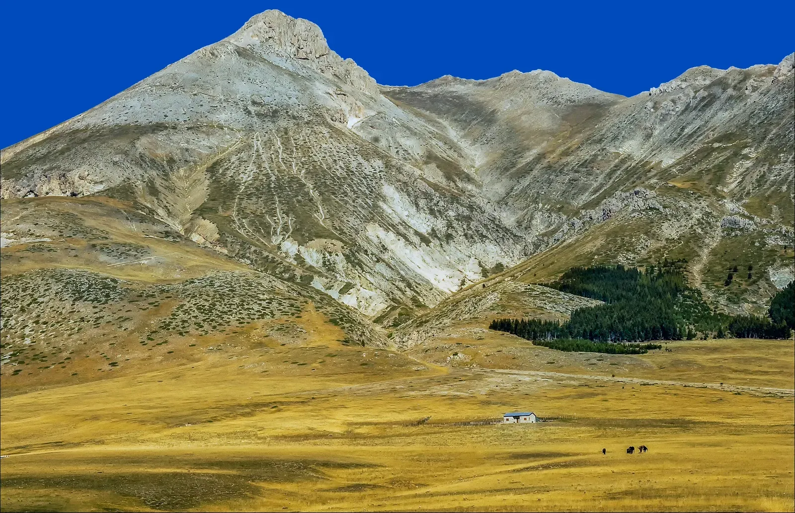 Paesaggio montano del Gran Sasso e altopiano di Campo Imperatore in Abruzzo