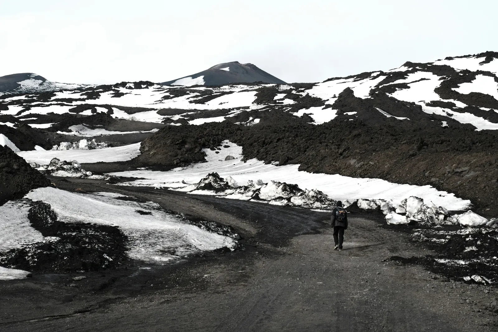 Trekking invernale con neve fresca su sentieri italiani