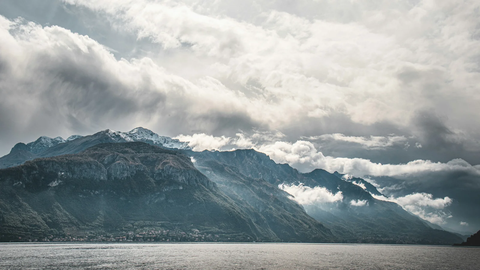 Panorama sulle Alpi centrali lombarde con vigneti terrazzati della Valtellina