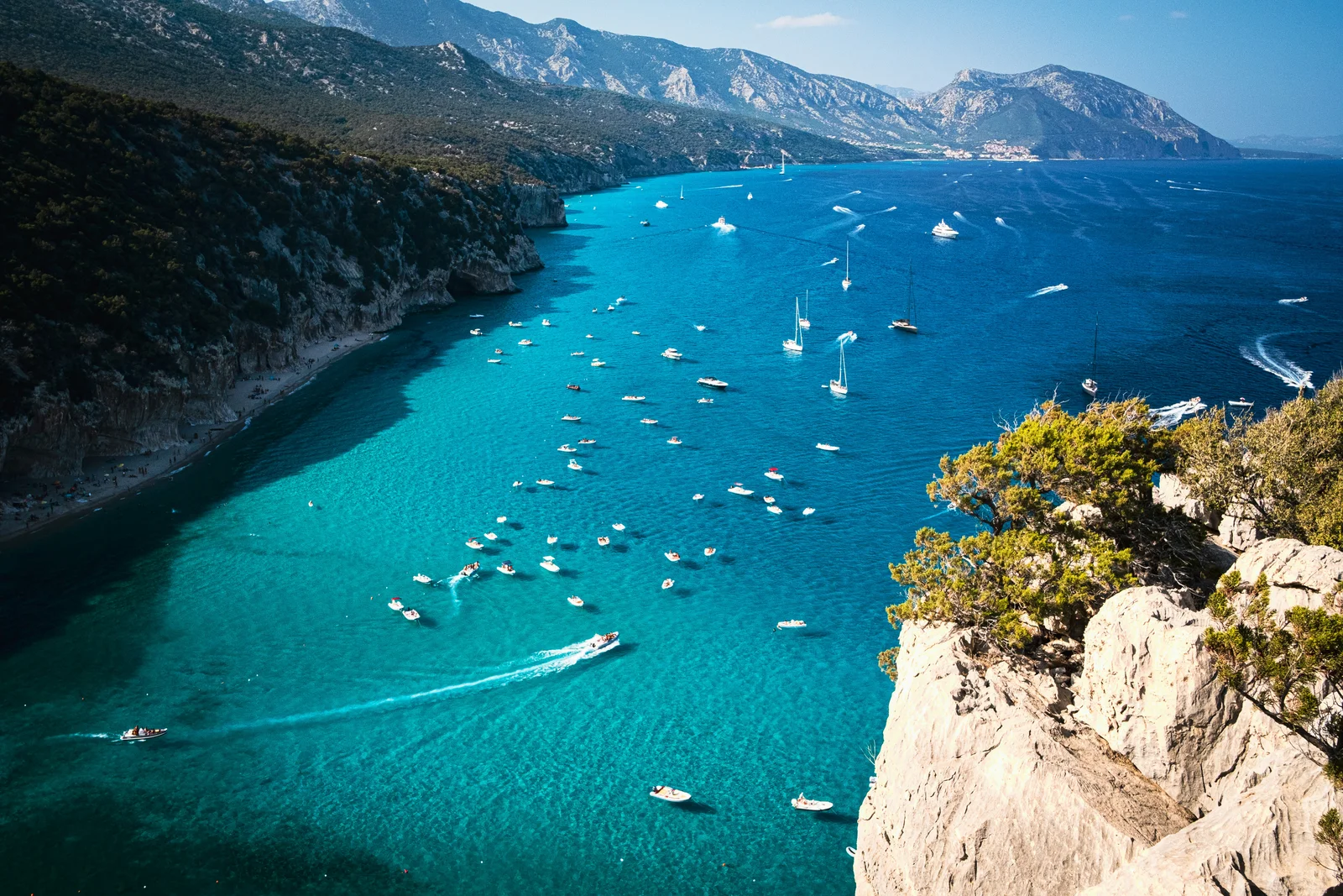 Arco naturale e mare cristallino di Cala Goloritzé sul Golfo di Orosei in Sardegna
