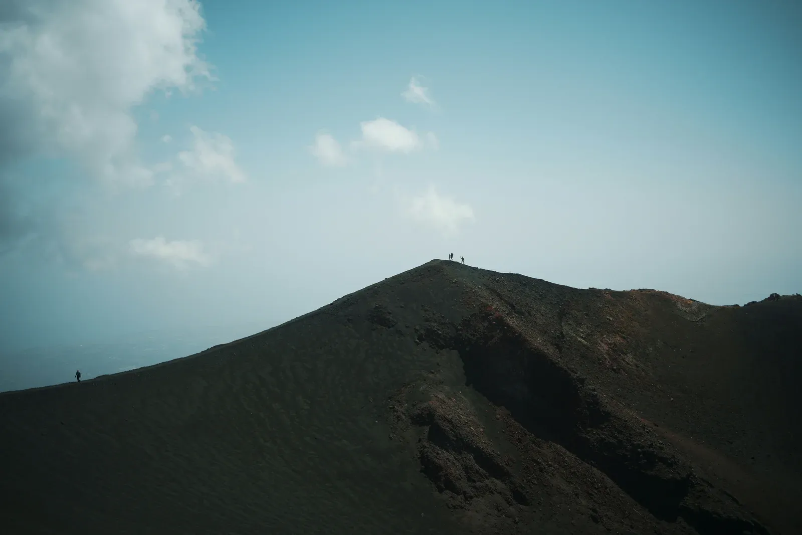 Cratere dell'Etna con vista sulla costa siciliana