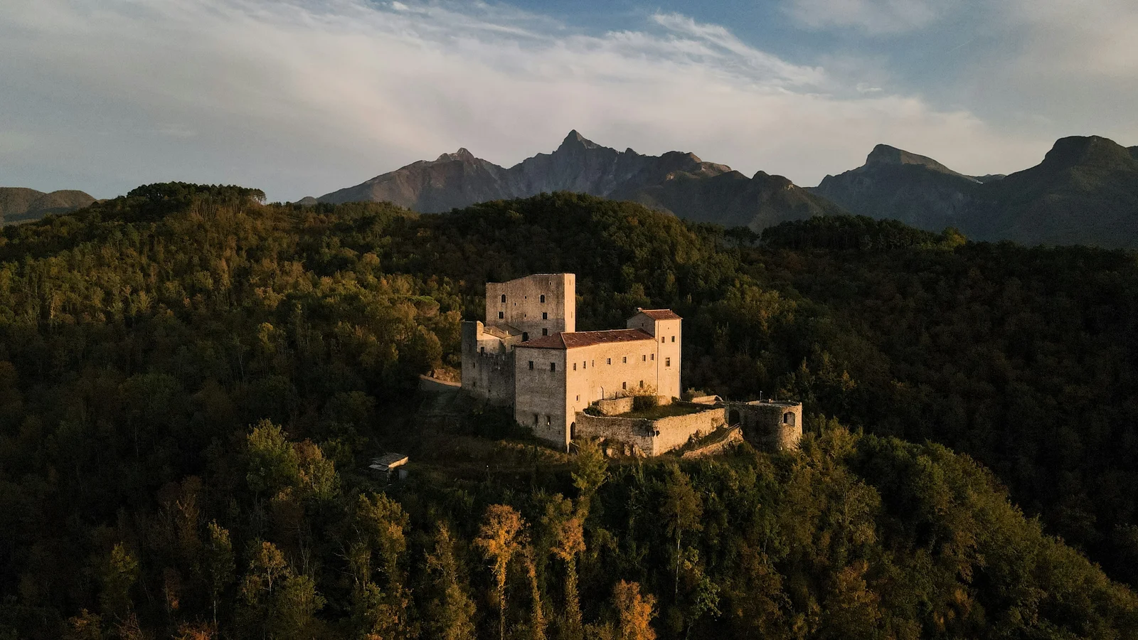 Cipressi e dolci colline della Val d'Orcia con borghi medievali in Toscana