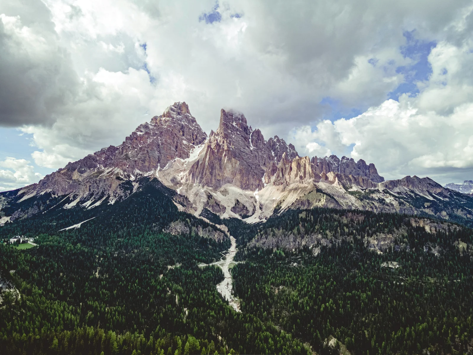 Panorama sulle Dolomiti Bellunesi e i laghi alpini del Parco Nazionale